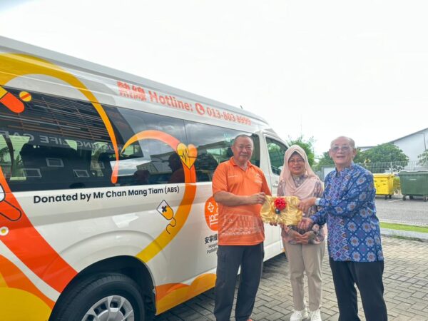 Kuching Life Care Society terima sumbangan van penyayang