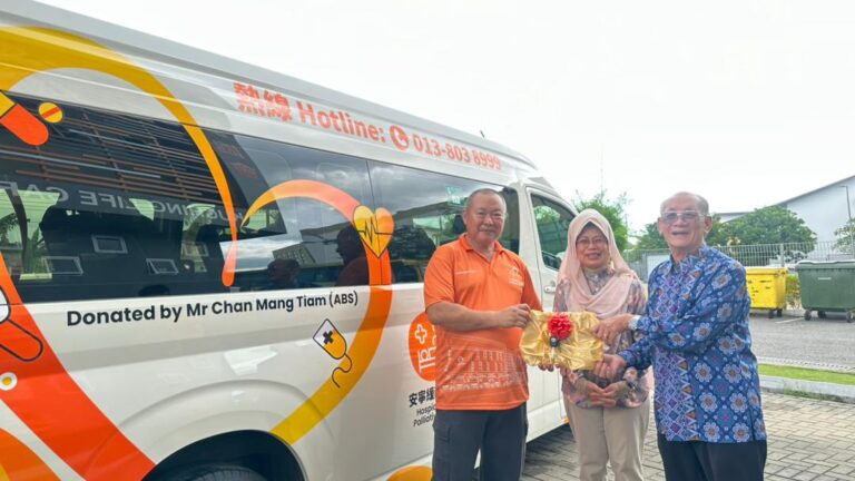 Kuching Life Care Society terima sumbangan van penyayang
