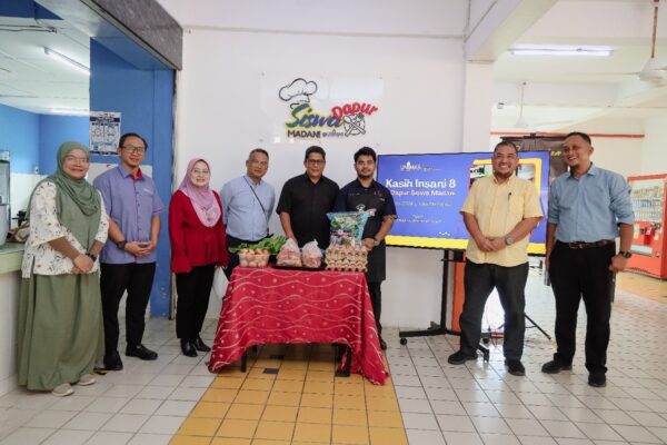 Kasih Insani 8 @ Dapur Siswa MADANI sedia makanan kepada pelajar UNIMAS