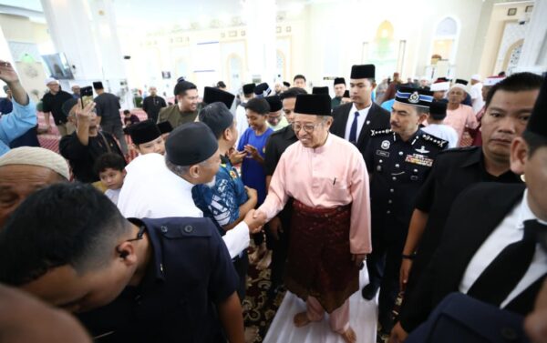 Premier Sarawak tunai solat Jumaat di Masjid An-Nur