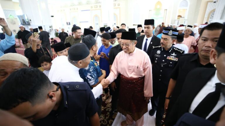 Premier Sarawak tunai solat Jumaat di Masjid An-Nur