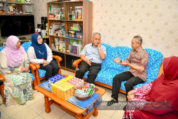 Dua pengamal media Sarawak terima sumbangan