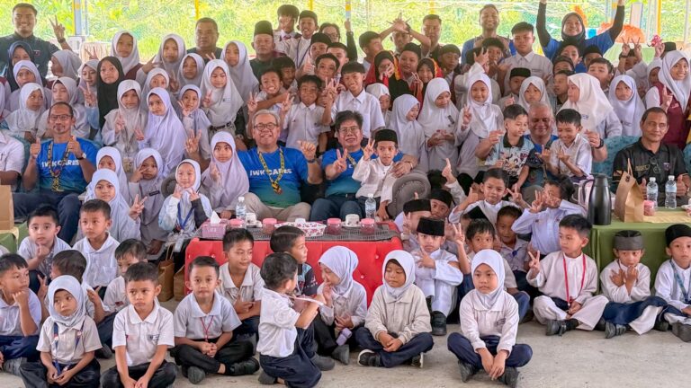 Indah Water Konsortium sumbangkan papan pintar kepada SK Ulu Daro