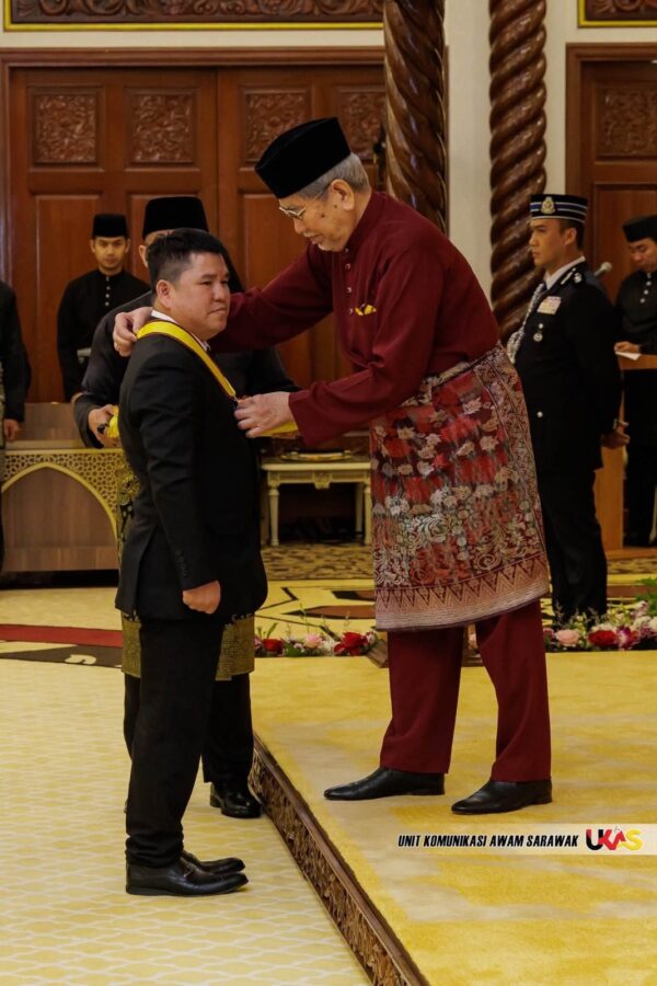 TYT kurniakan Darjah, Pingat Kebesaran Negeri Sarawak