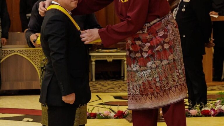TYT kurniakan Darjah, Pingat Kebesaran Negeri Sarawak