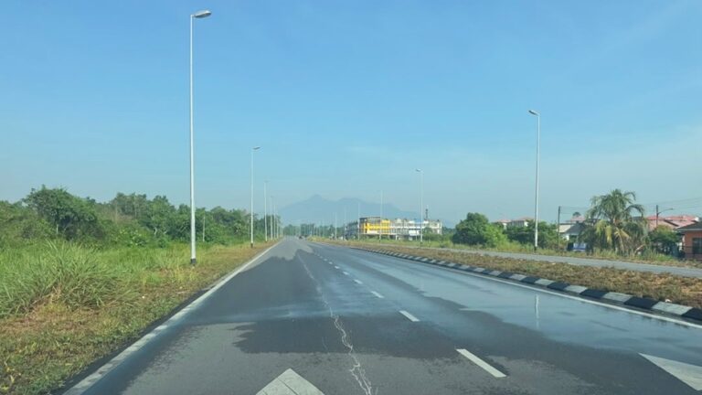 Sarawak Water siasat paip utama bocor di Jalan Matang