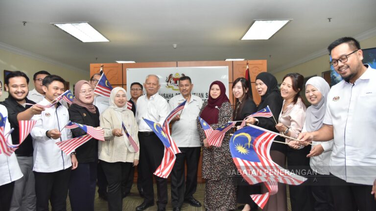 JaPen serah Kit Satu Rumah Satu Jalur Gemilang