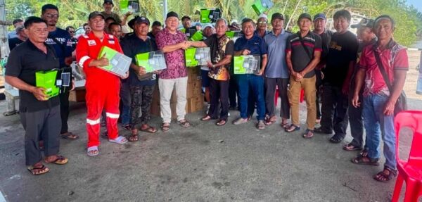 Nelayan Kuala Tatau dapat sumbangan lampu solar