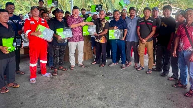 Nelayan Kuala Tatau dapat sumbangan lampu solar