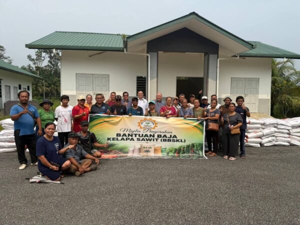 60 pekebun sawit di Machan terima bantuan baja