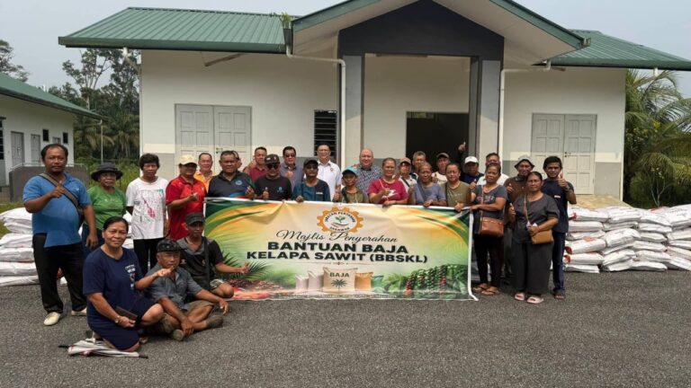 60 pekebun sawit di Machan terima bantuan baja