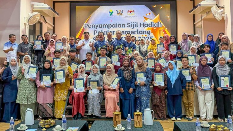 Pelajar sekolah Daro sertai Ekspo FTES Yayasan Sarawak