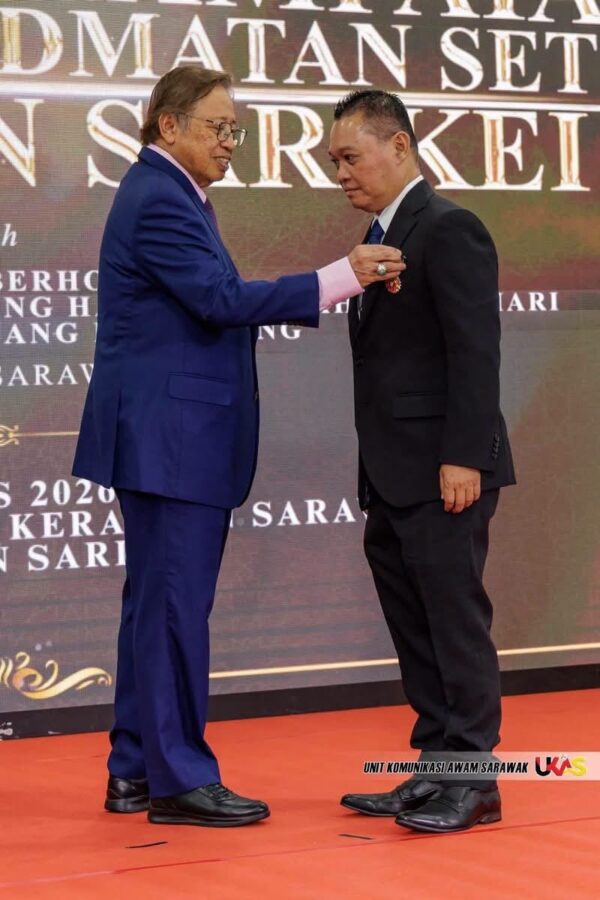 164 penjawat awam terima Pingat Perkhidmatan Setia