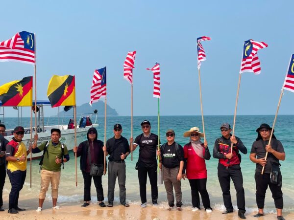 Jalur Gemilang berkibar di Pulau Talang-Talang