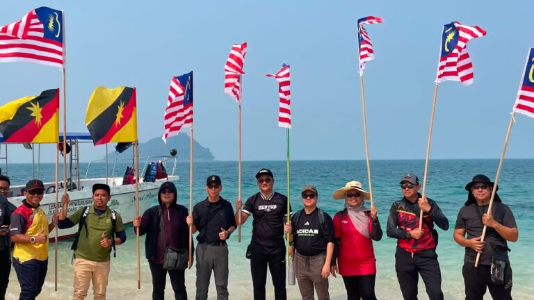 Jalur Gemilang berkibar di Pulau Talang-Talang