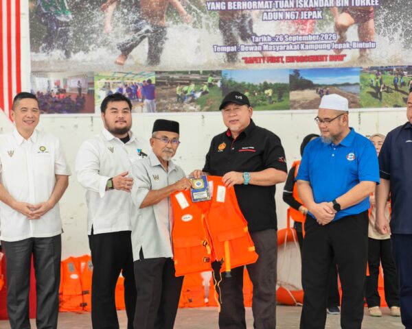 70 jaket keselamatan disalur kepada 13 kampung, PNK Jepak
