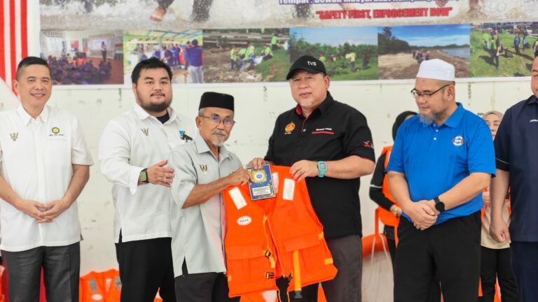70 jaket keselamatan disalur kepada 13 kampung, PNK Jepak