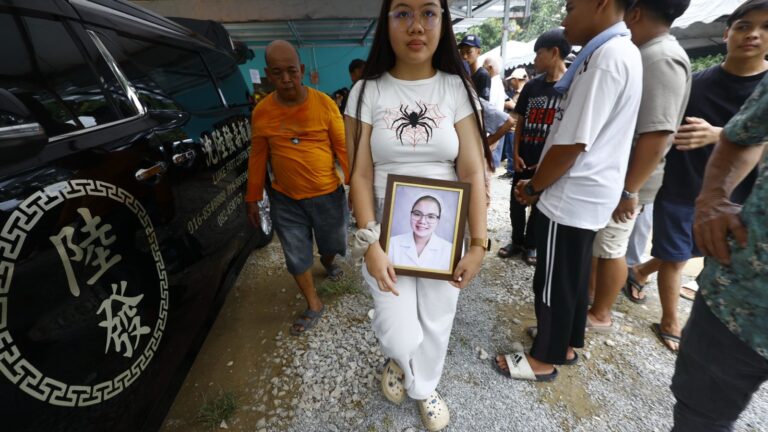Penghormatan terakhir buat Debra