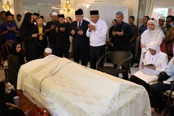 Awang Tengah wakili Kerajaan Sarawak beri penghormatan terakhir kepada Allahyarhamah Tun Dr. Siti Hasmah