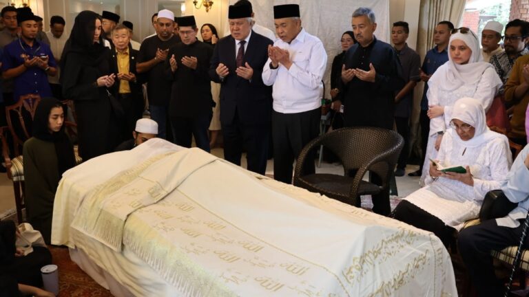 Awang Tengah wakili Kerajaan Sarawak beri penghormatan terakhir kepada Allahyarhamah Tun Dr. Siti Hasmah