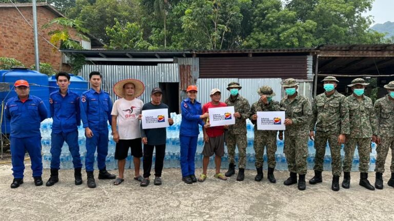 TDM bantu hantar bekalan air kepada penduduk terjejas di Betong