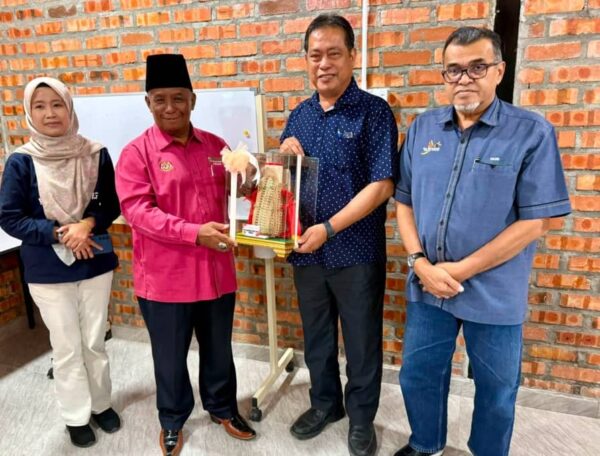 Parti PBB Bukit Kota lawat projek pertanian modern PPK Kuala Langat