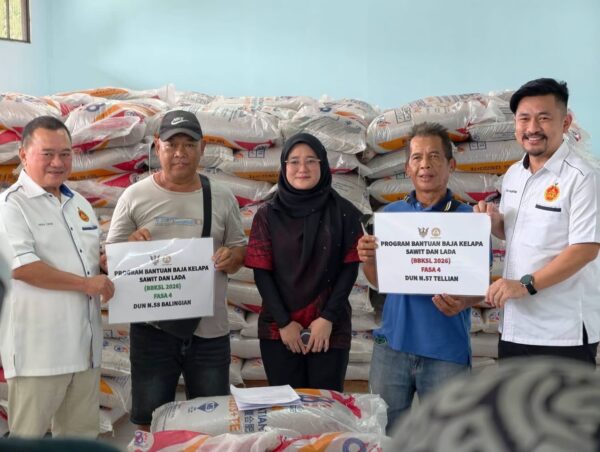 Pekebun kecil kelapa sawit, lada terima bantuan baja