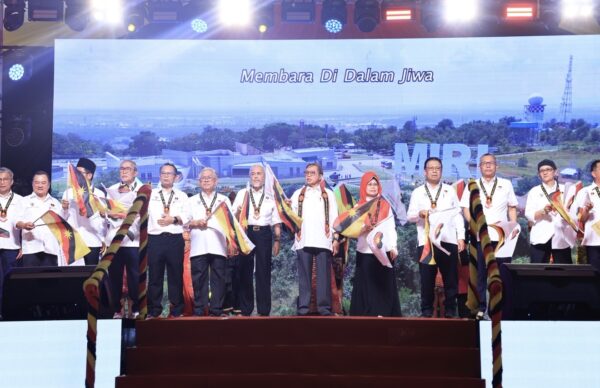 PETROS beri Sarawak keupayaan, urus minyak dan gas sendiri