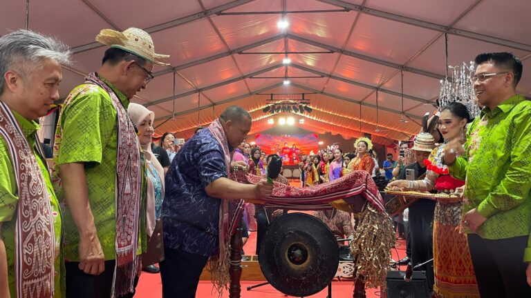 Pendayung antarabangsa sertai Regata Perahu Naga Sarawak 2026